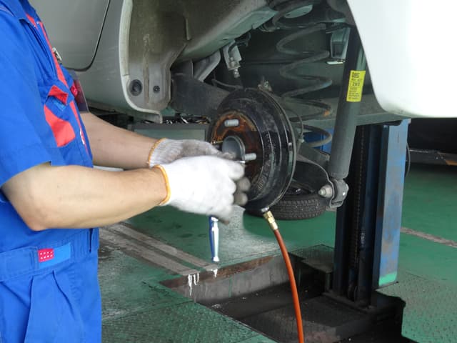 車のブレーキの点検中