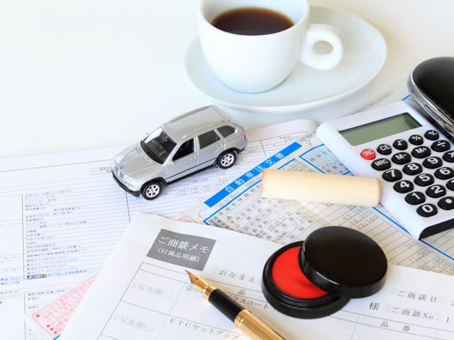 車と電卓と見積書