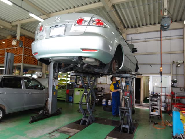 自動車整備工場の内観
