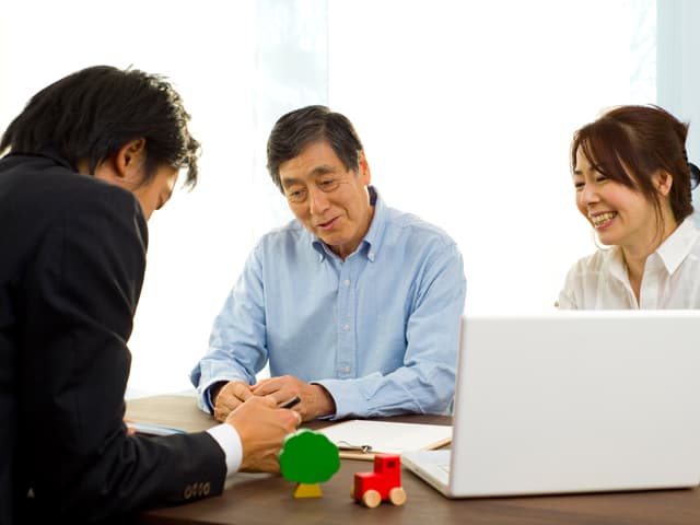 見積り、点検内容の説明している風景