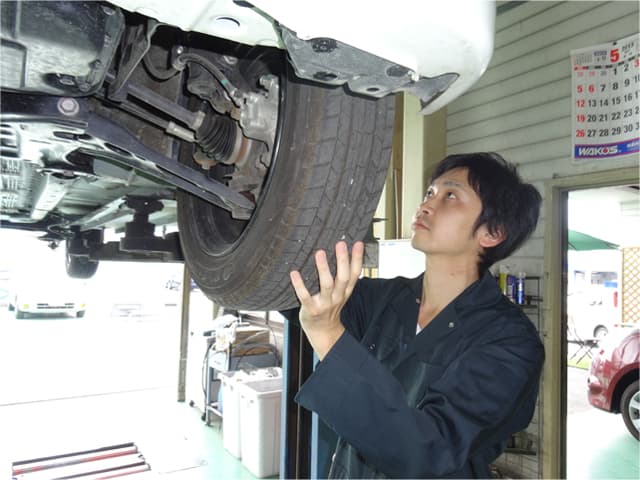 車を整備士が点検している様子