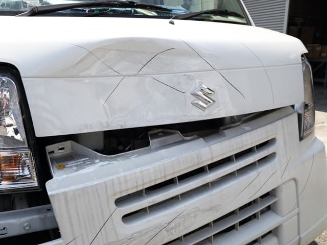 前方が破損している車