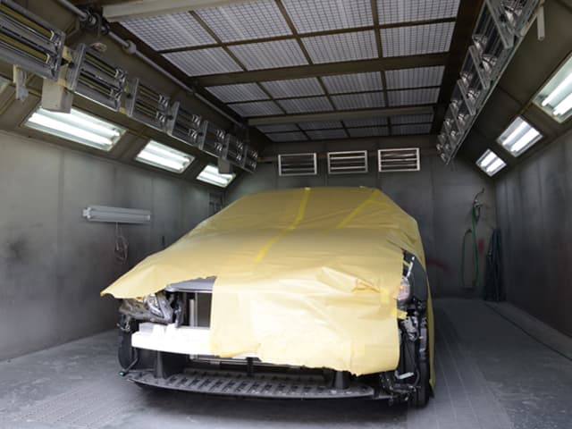 塗装作業中の車