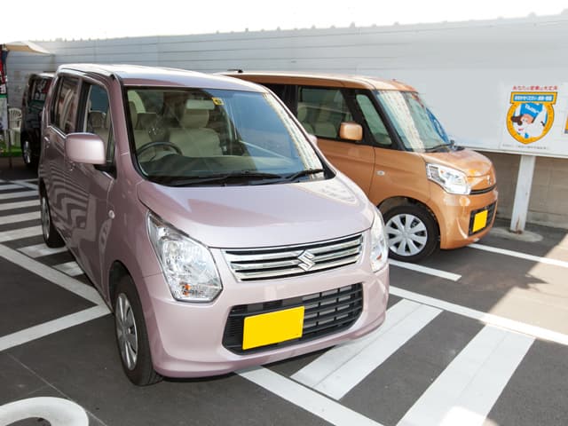 薄ピンクと薄オレンジの車